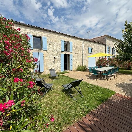 Le Domaine Des Aguins Guest House Saujon Bagian luar foto