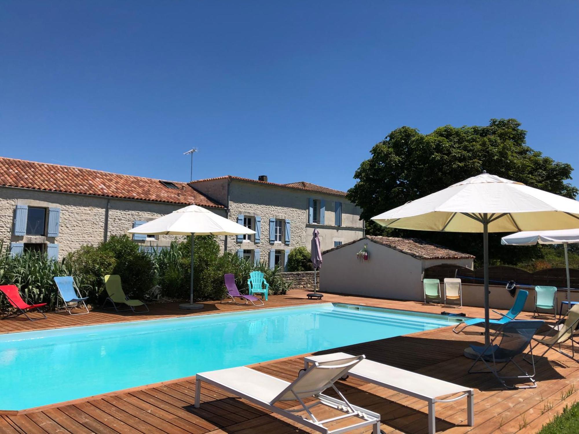 Le Domaine Des Aguins Guest House Saujon Bagian luar foto