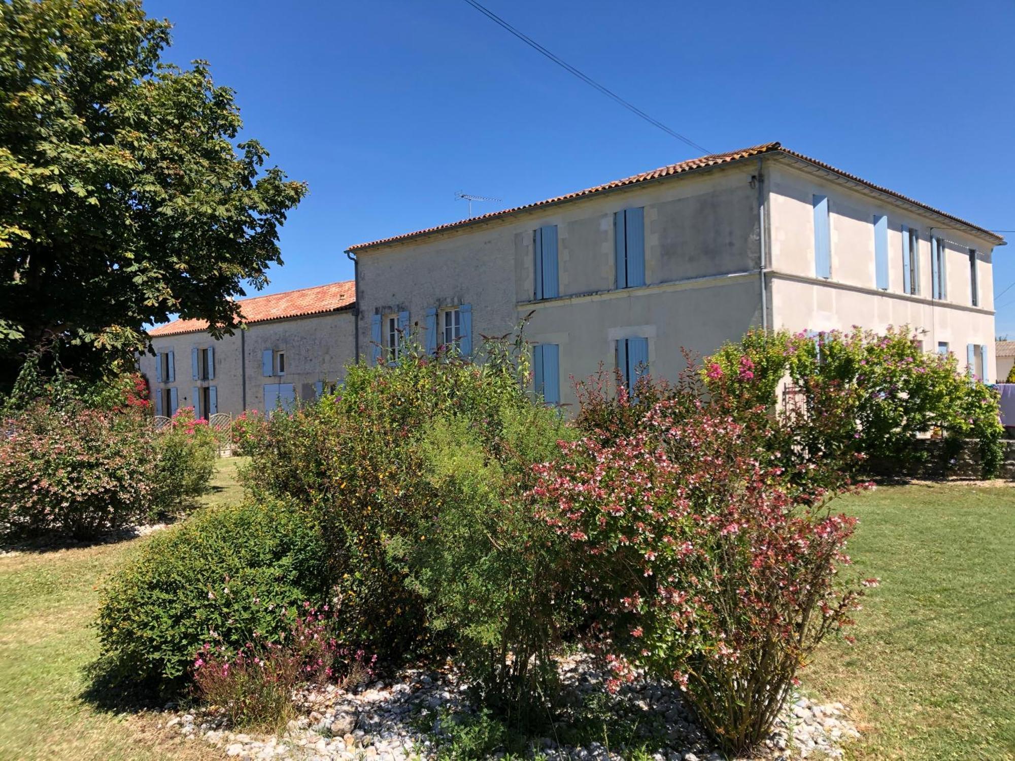 Le Domaine Des Aguins Guest House Saujon Bagian luar foto