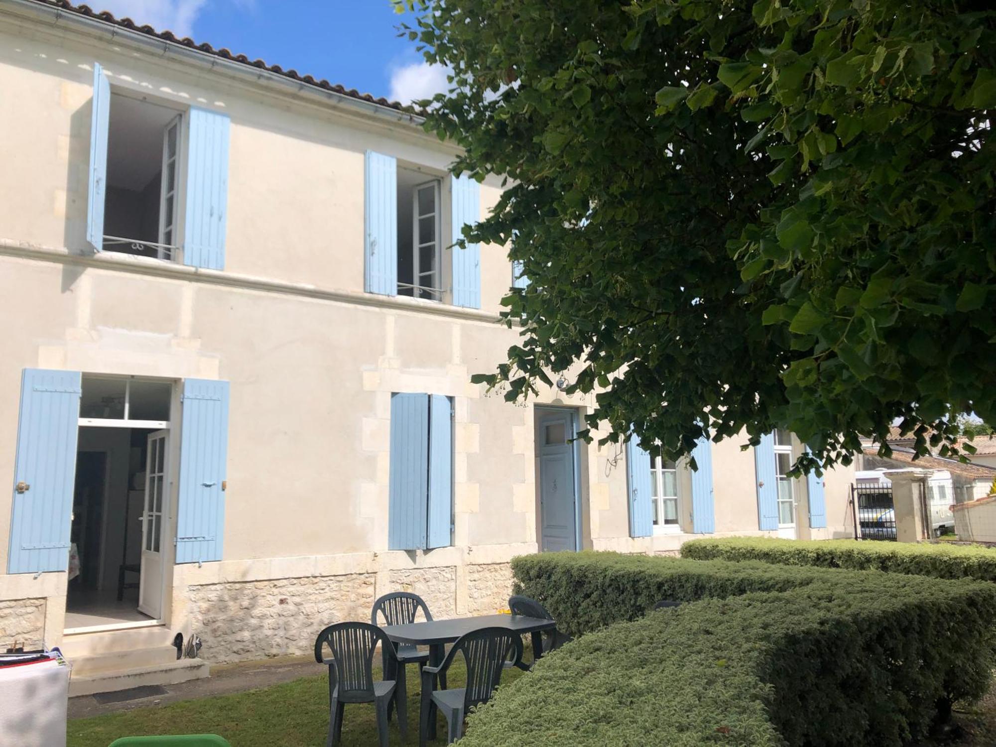 Le Domaine Des Aguins Guest House Saujon Bagian luar foto