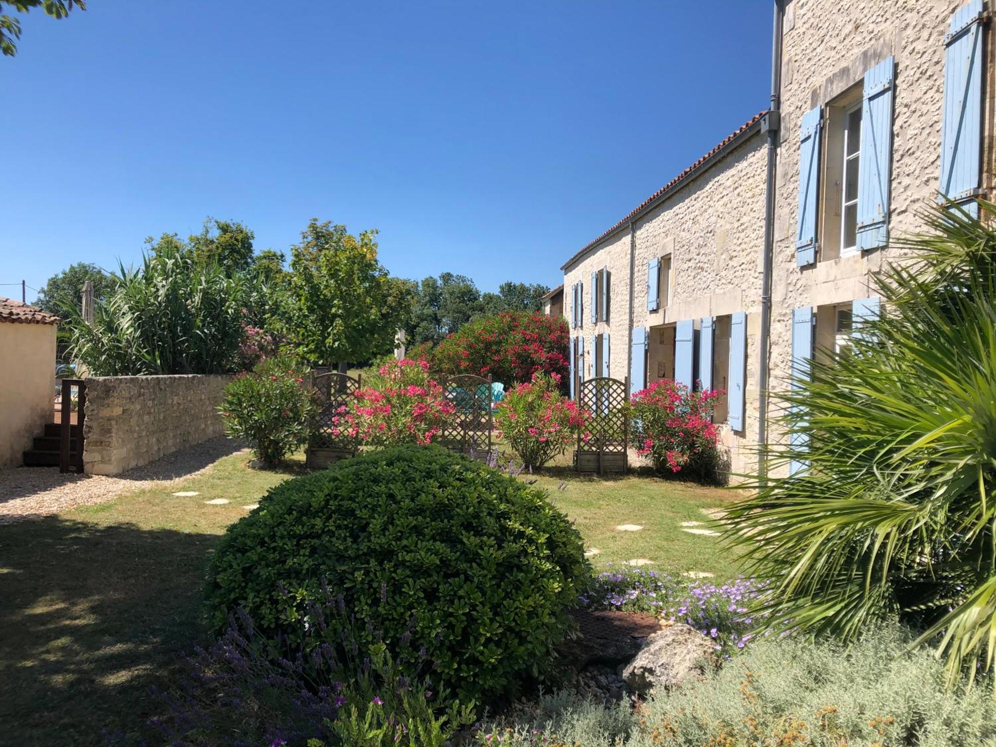 Le Domaine Des Aguins Guest House Saujon Bagian luar foto