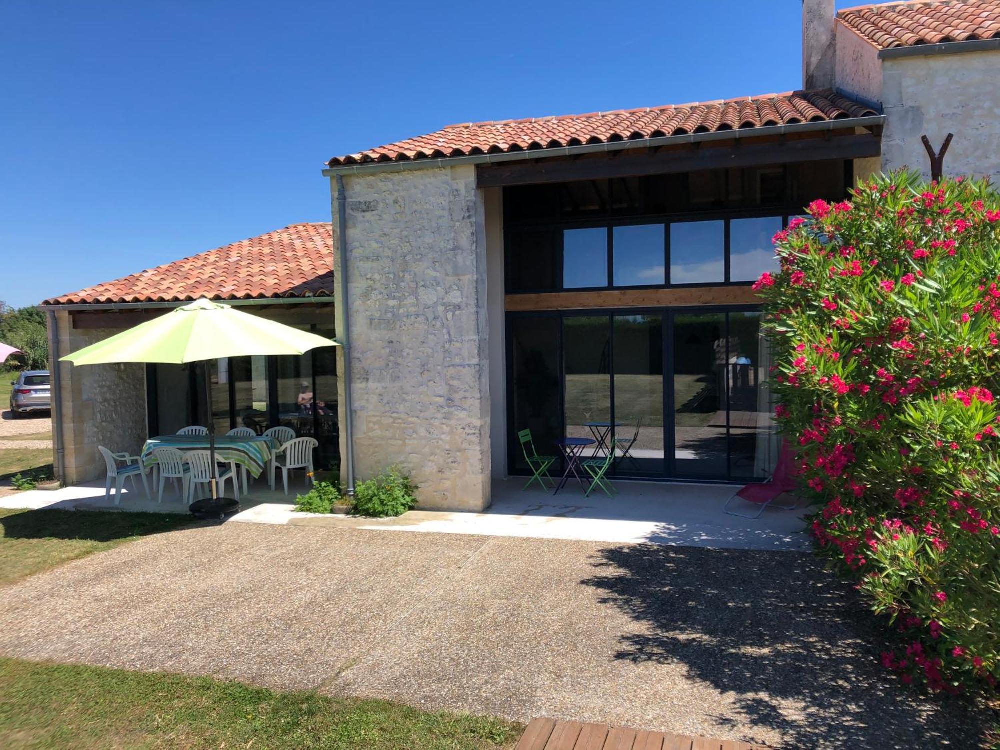 Le Domaine Des Aguins Guest House Saujon Bagian luar foto