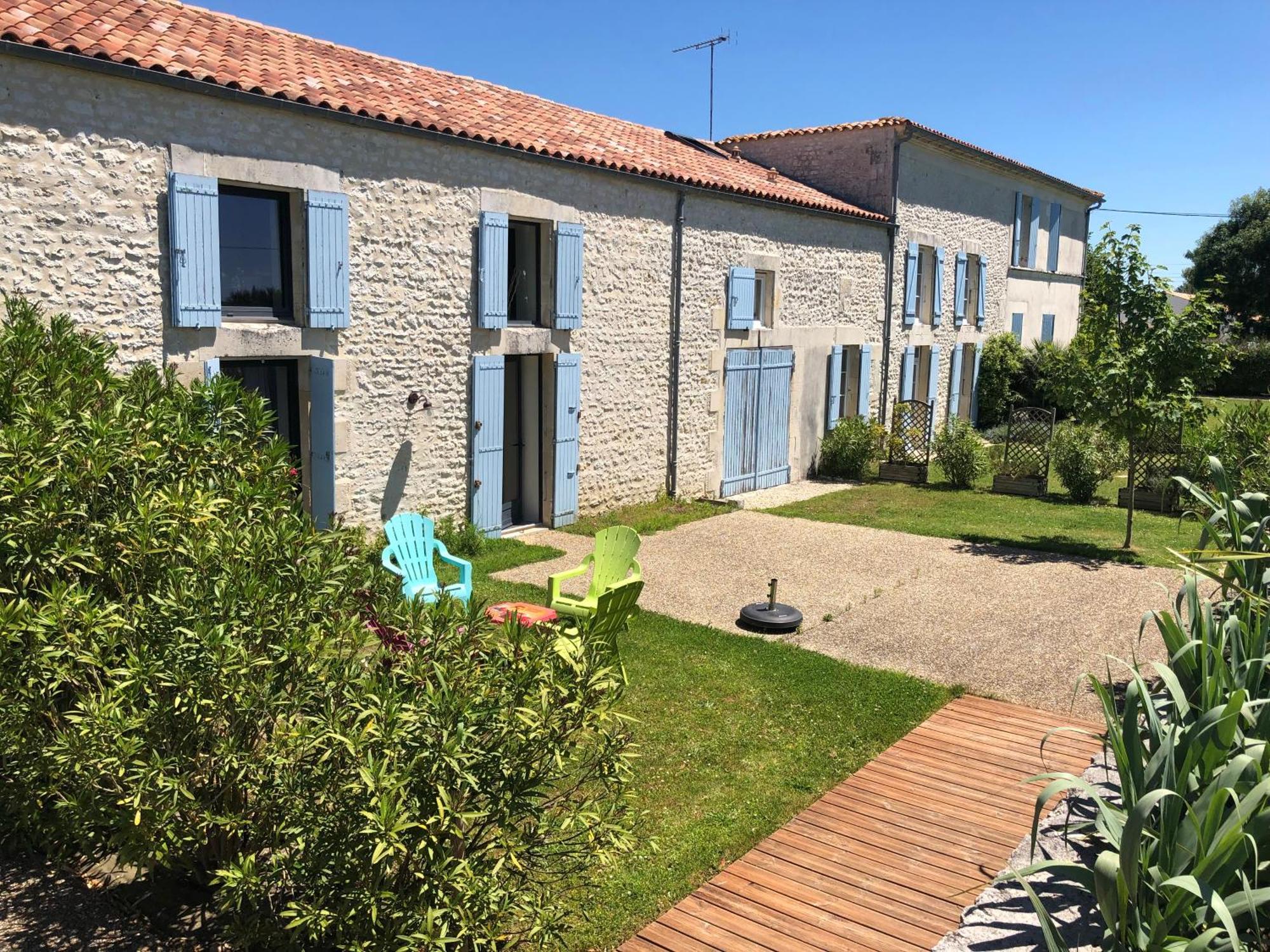 Le Domaine Des Aguins Guest House Saujon Bagian luar foto