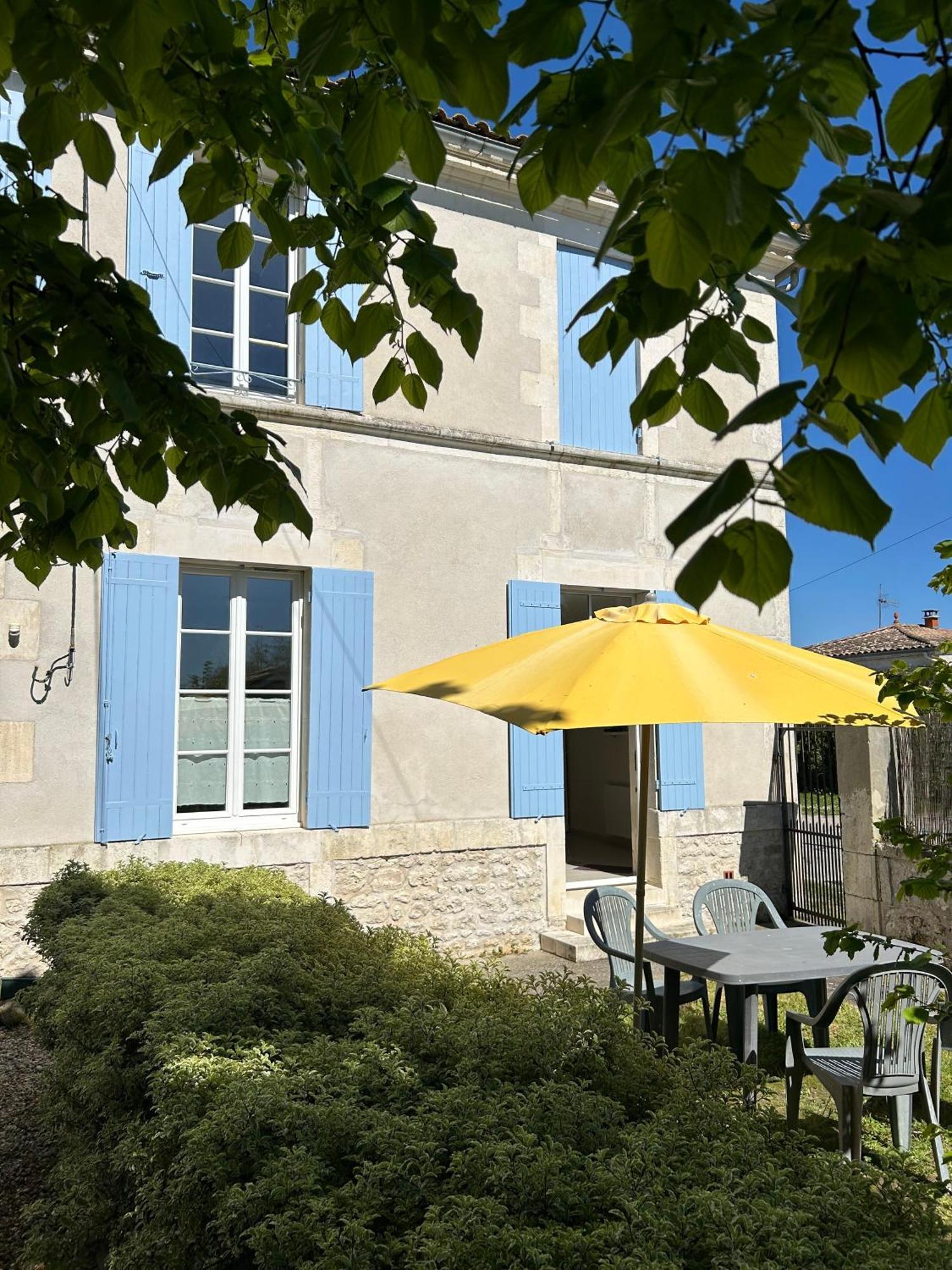 Le Domaine Des Aguins Guest House Saujon Bagian luar foto
