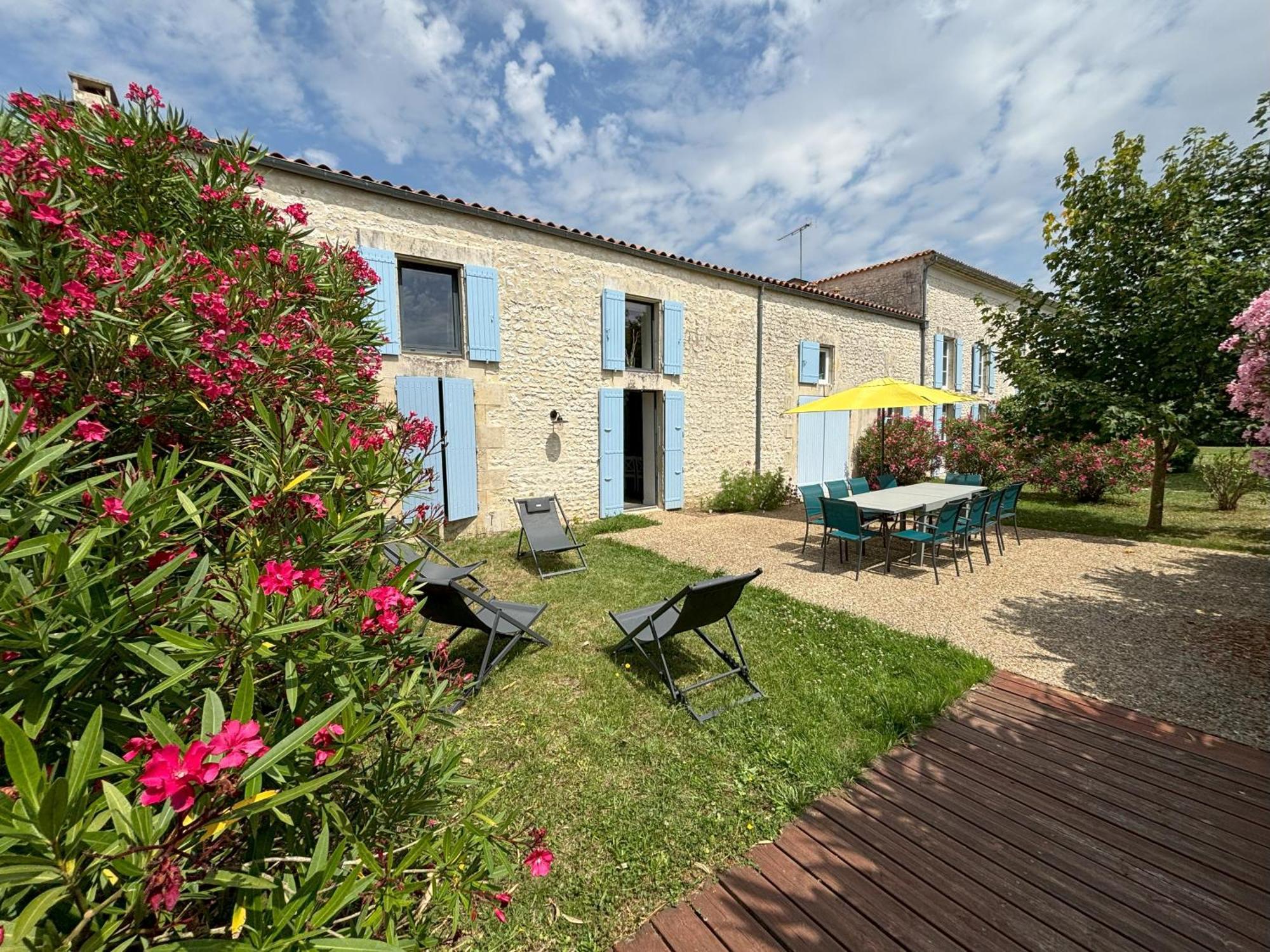 Le Domaine Des Aguins Guest House Saujon Bagian luar foto