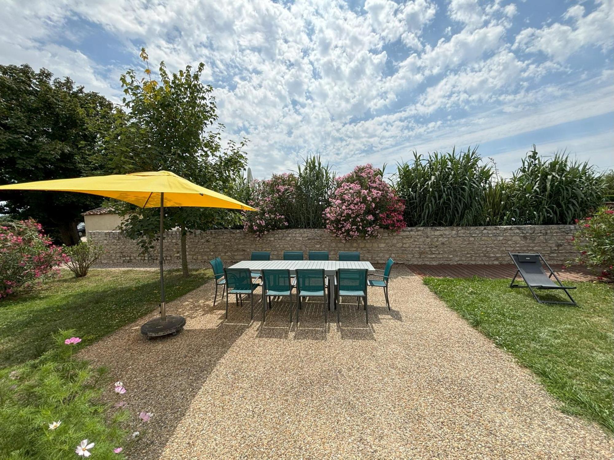 Le Domaine Des Aguins Guest House Saujon Bagian luar foto