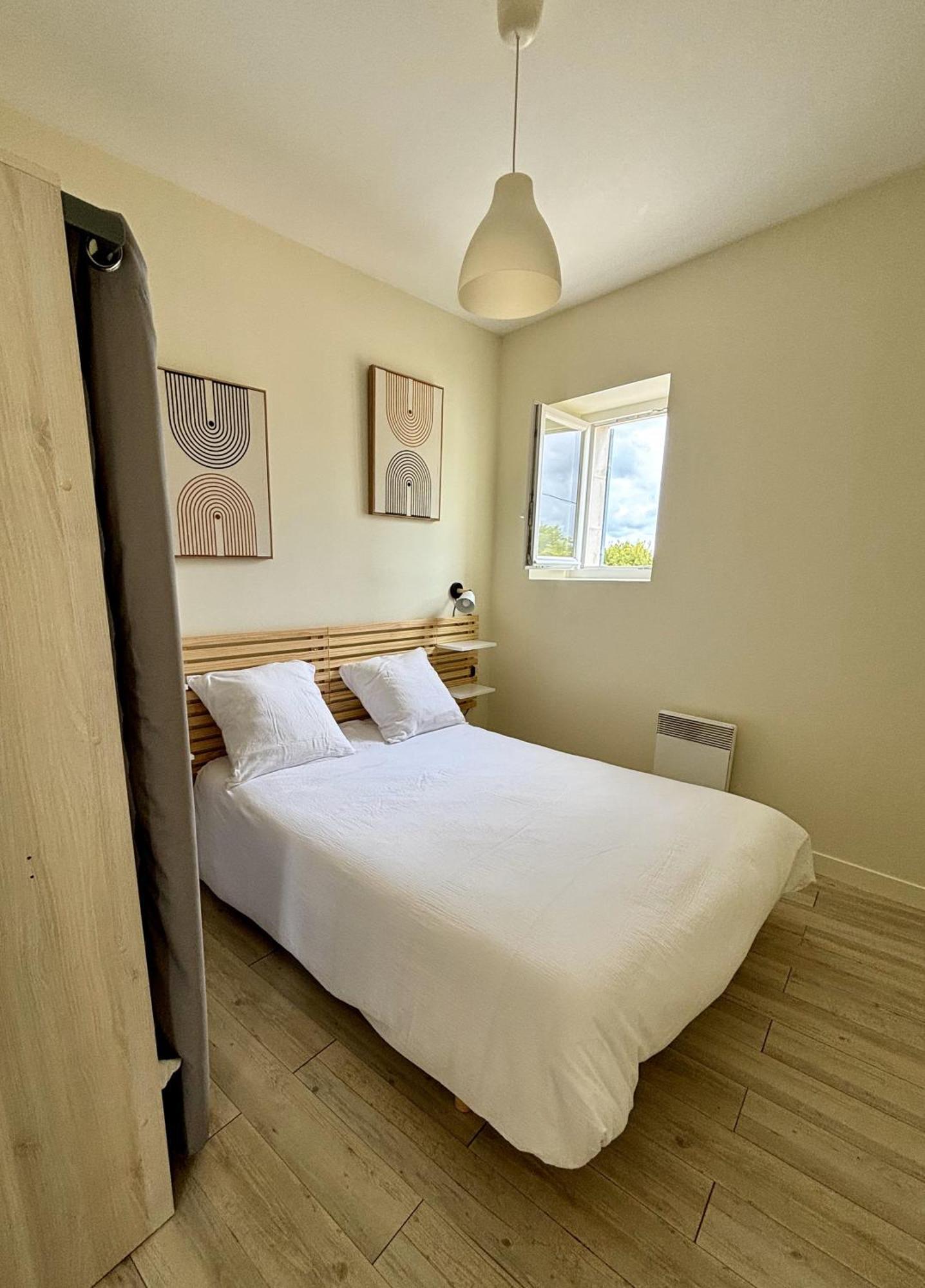 Le Domaine Des Aguins Guest House Saujon Bagian luar foto